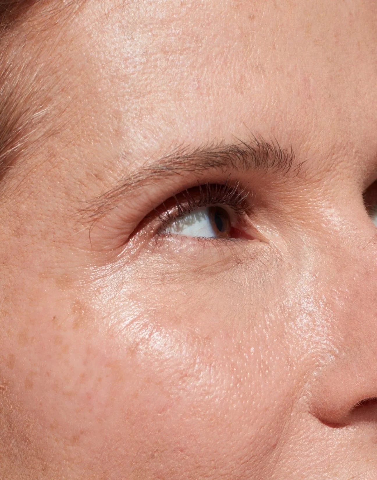 Como aplicar creme para os olhos do jeito certo e potencializar seus resultados