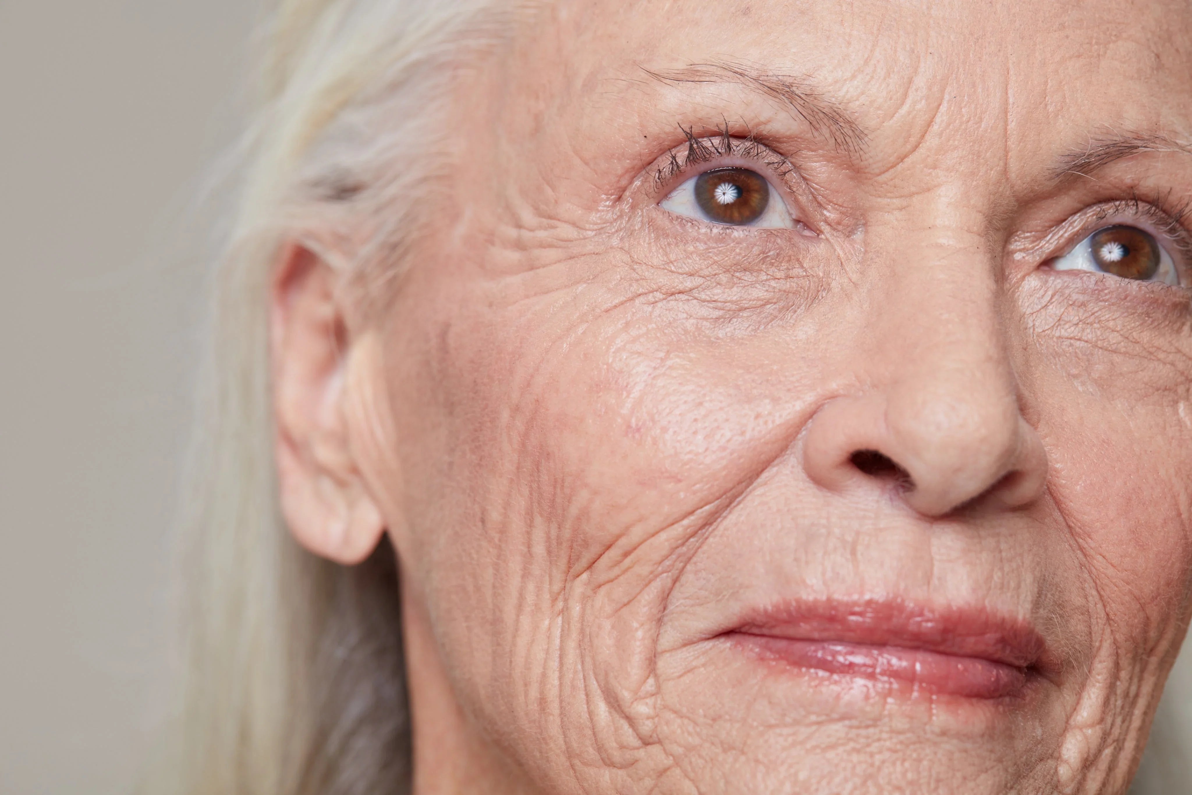 Anti-idade ou regenerador: qual abordagem realmente transforma a sua pele?