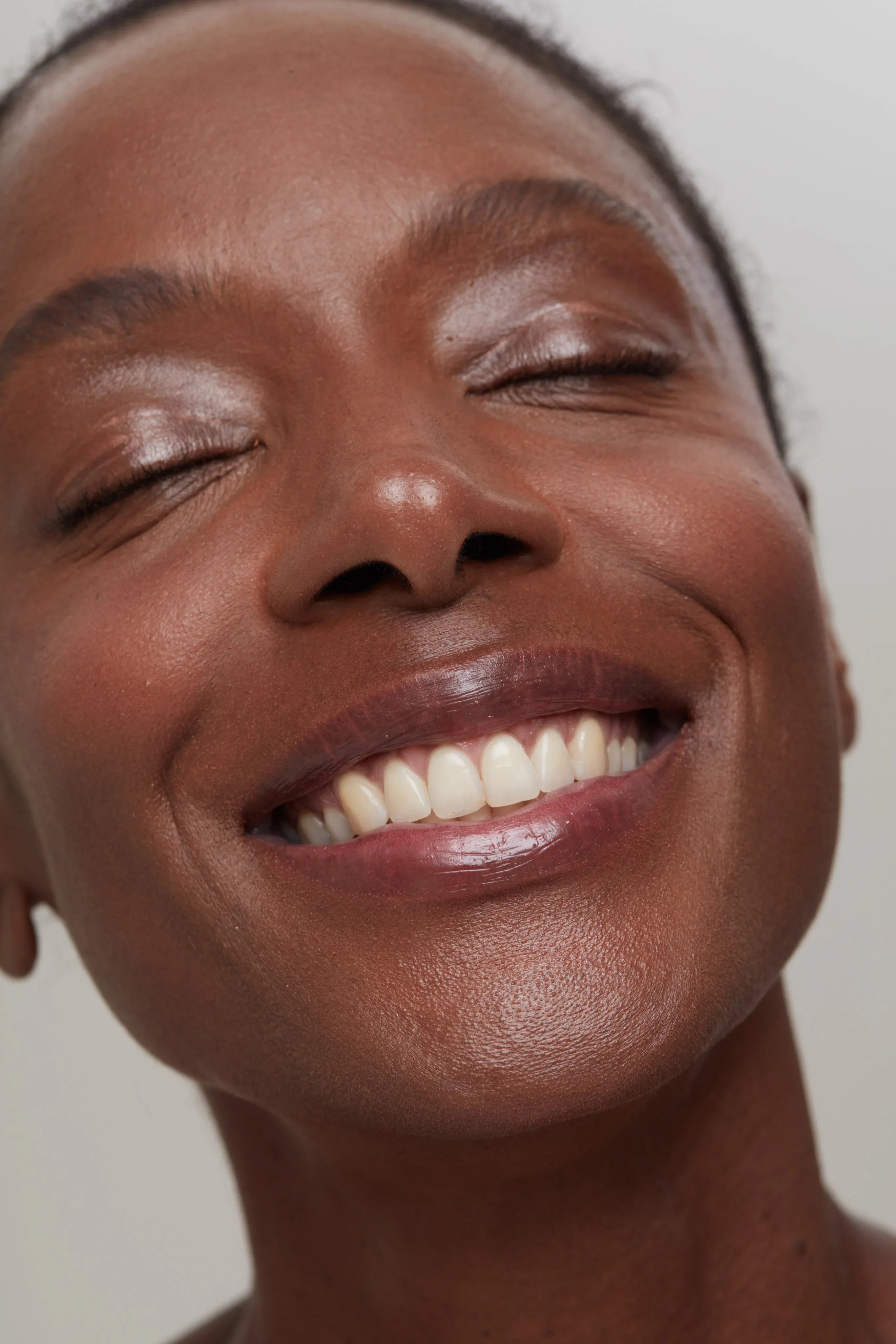 Yoga Facial: benefícios científicos e como Incluir na sua rotina de cuidados com a pele