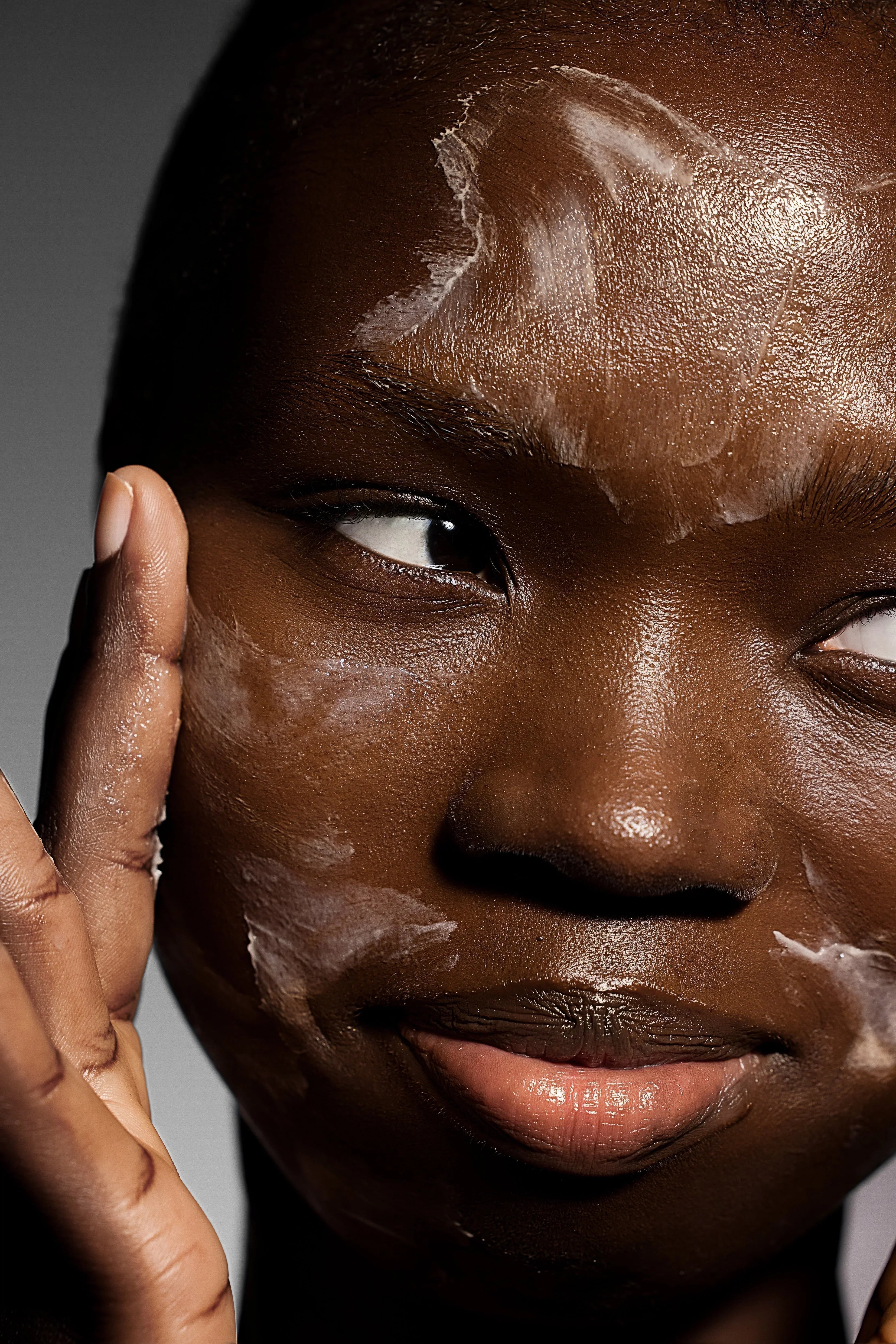 Espuma facial de limpeza: como escolher a ideal para sua pele