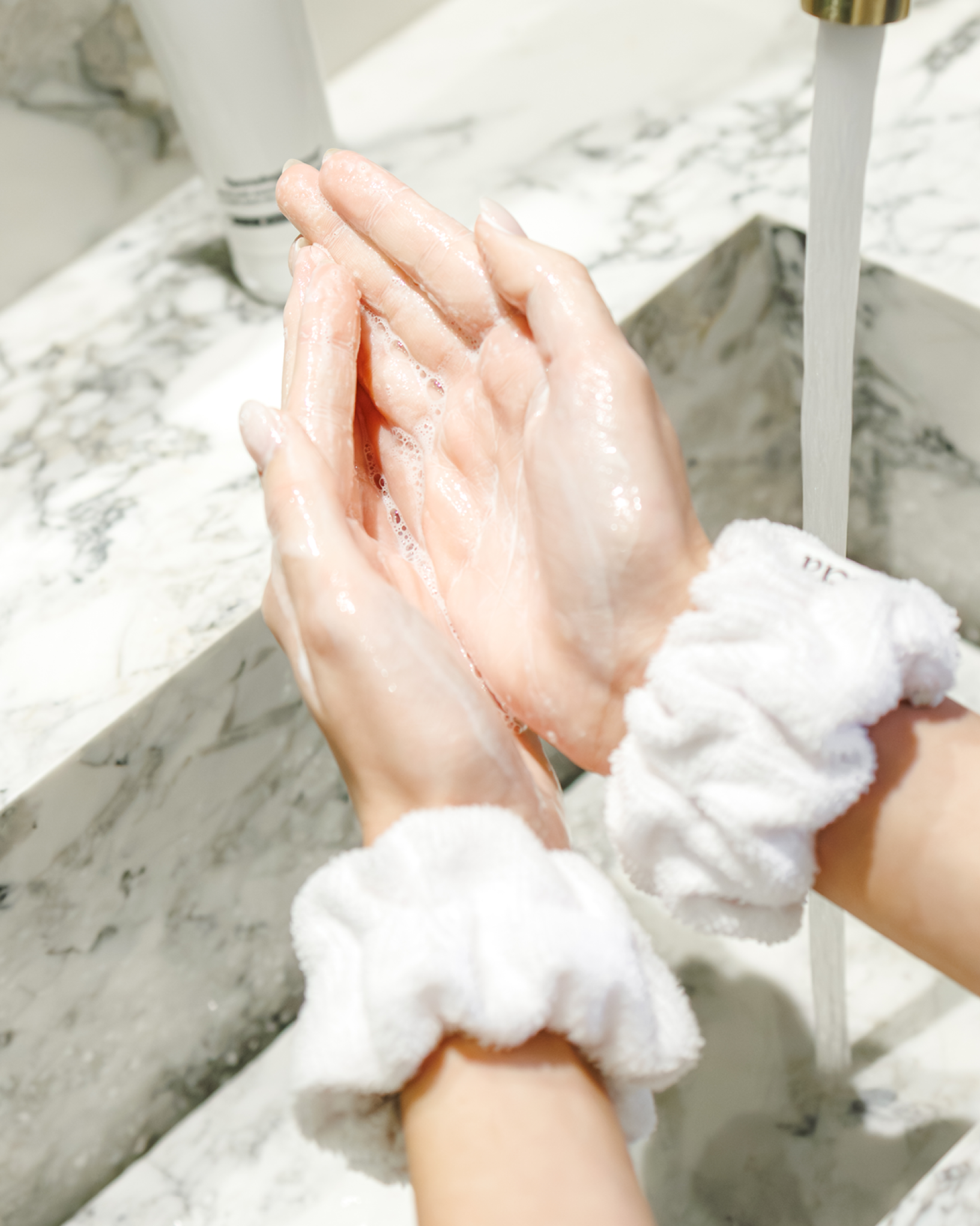 A função da faixa de pulso no skincare: conforto, ritualidade e intenção no cuidado
