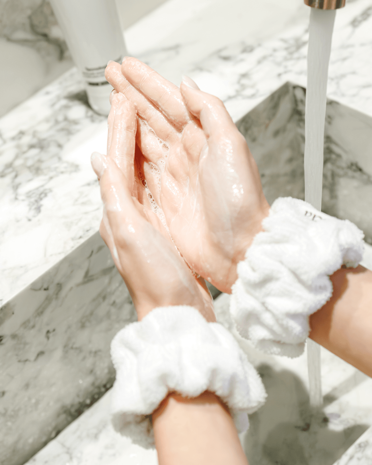 A função da faixa de pulso no skincare: conforto, ritualidade e intenção no cuidado