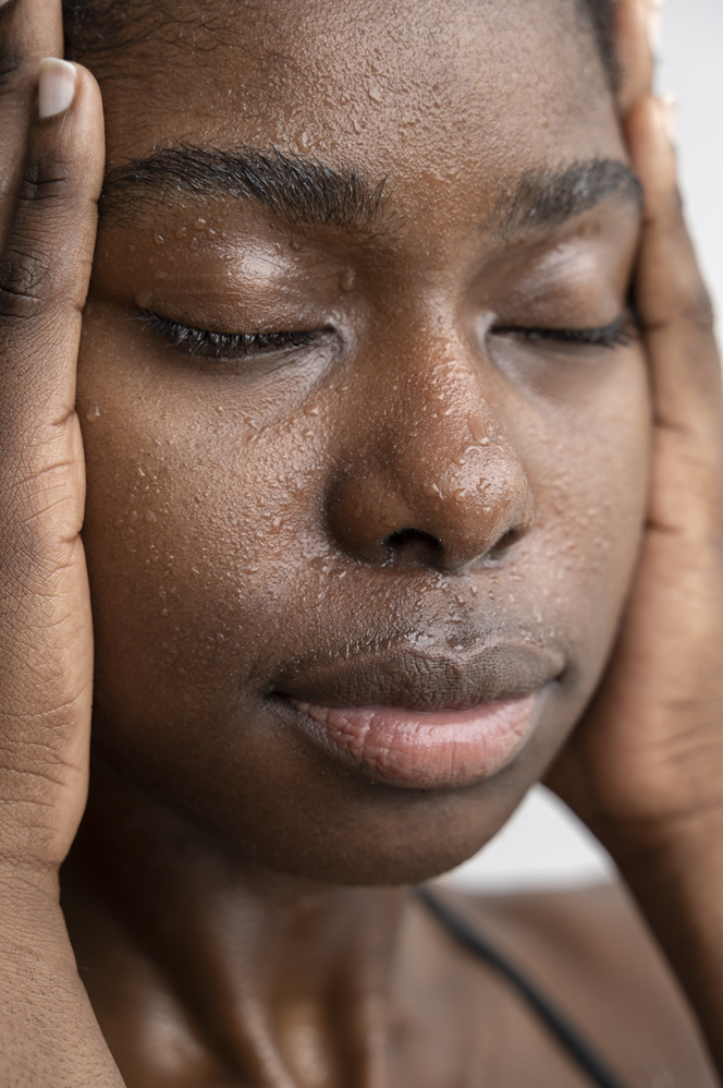 Pele oleosa também precisa de hidratação? A resposta da ciência