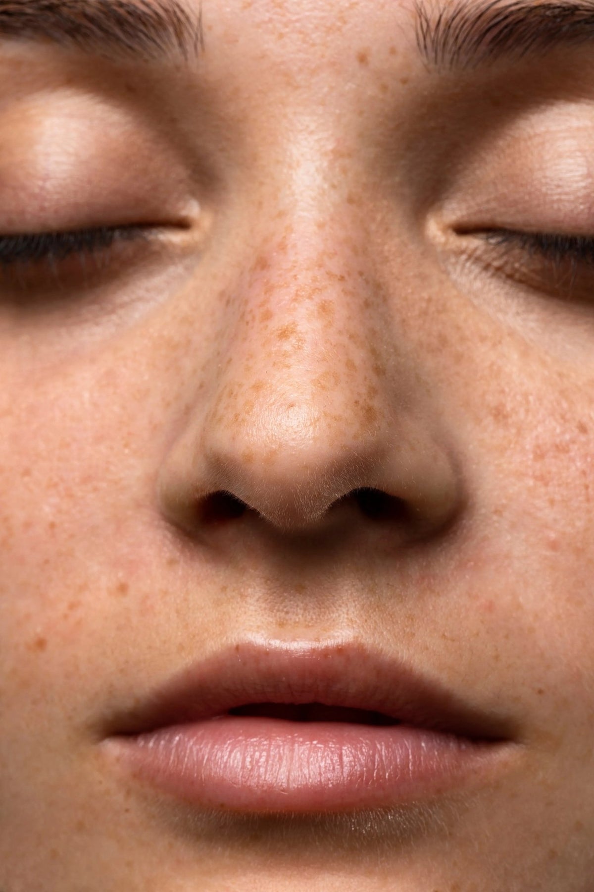 Manchas no rosto: 5 ativos clareadores para Incluir na rotina de skincare